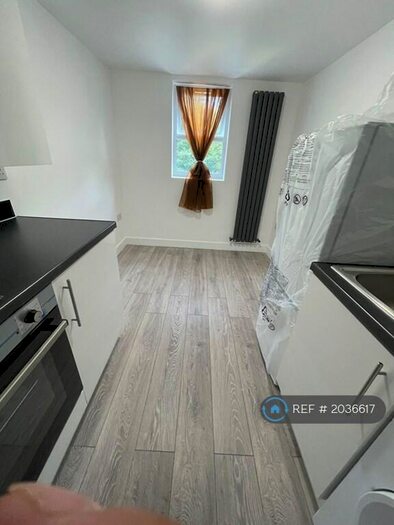 Studio To Rent In Self Contained Studio - Separate Kitchen, Erith, DA8