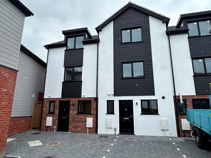 4 Bedroom End Of Terrace House To Rent In Villa Place, Albion Road, NR30