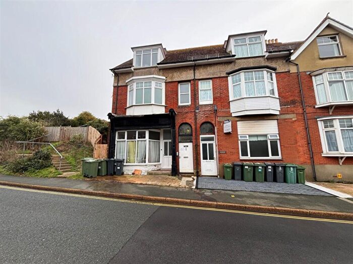 2 Bedroom Apartment To Rent In The Broadway, Totland Bay, PO39