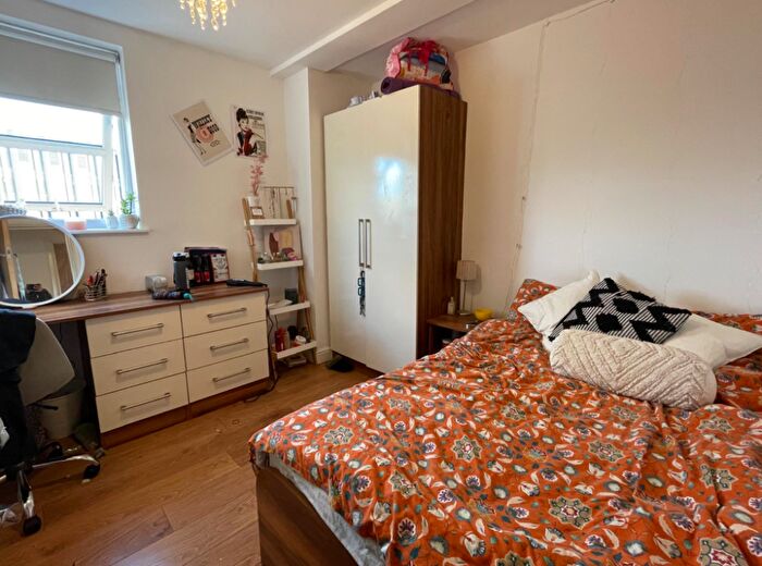 4 Bedroom Flat To Rent In Hyde Terrace, Leeds, West Yorkshire, LS2