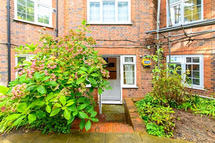 2 Bedroom Flat For Sale In Great North Road, London, N2