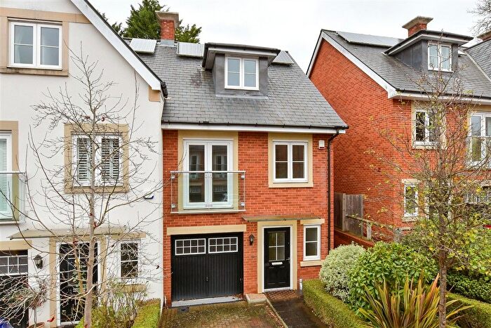 3 Bedroom Town House For Sale In Greyford Close, Leatherhead, Surrey, KT22