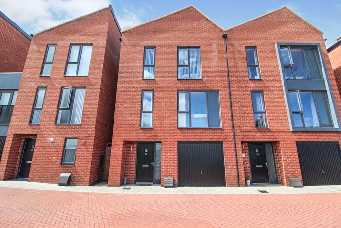 3 Bedroom House To Rent In Kingsway Boulevard, DE22