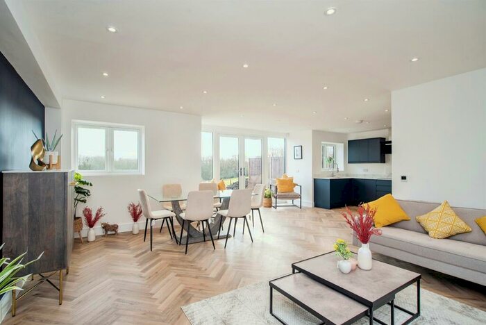 3 Bedroom End Of Terrace House For Sale In Shantock Lane, Bovingdon, Hemel Hempstead, HP3