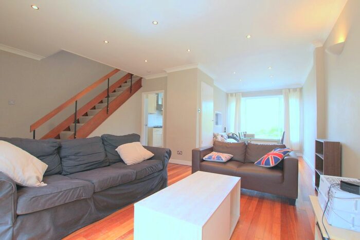 4 Bedroom Flat To Rent In St. John's Avenue, London, SW15