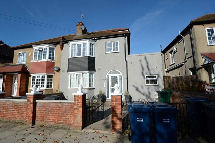 Flat To Rent In Oakleigh Crescent, Whetstone, London, N20