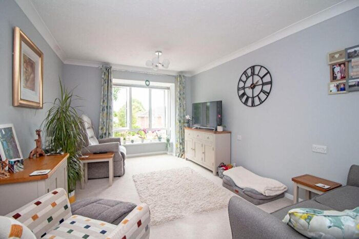 1 Bedroom Flat For Sale In Dene Court, Holman Close, Cowplain, PO8