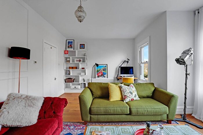 2 Bedroom Flat To Rent In Telford Avenue, Streatham Hill, London, SW2