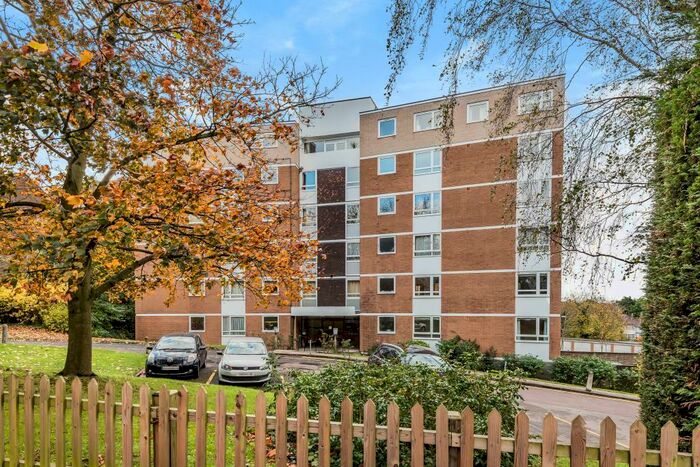 3 Bedroom Apartment To Rent In Great North Road, East Finchley, N2