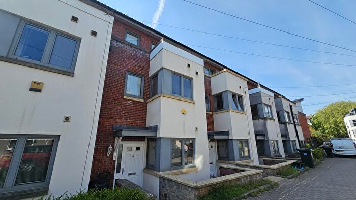 3 Bedroom Town House To Rent In Barton Road, Old Market, BS2