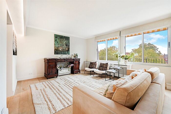3 Bedroom Flat To Rent In Cadogan Square, London, SW1X