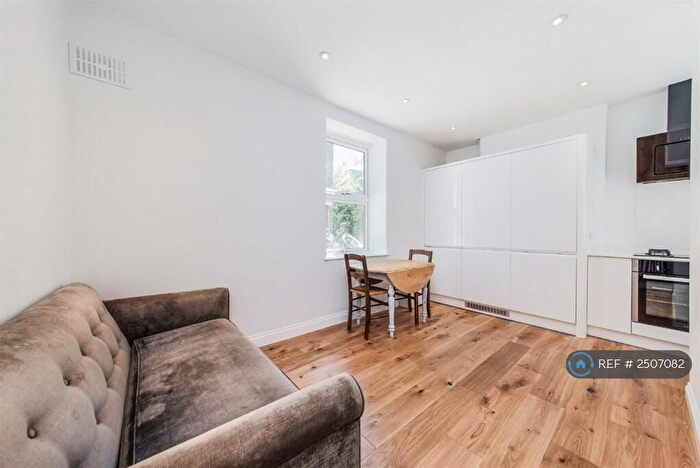 2 Bedroom Flat To Rent In Peckham Road, London, SE5