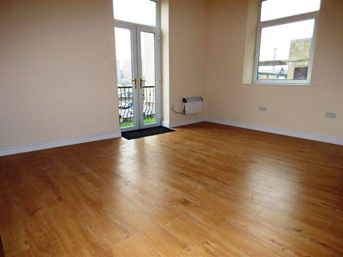 Studio To Rent In Range Lane, Halifax, HX3