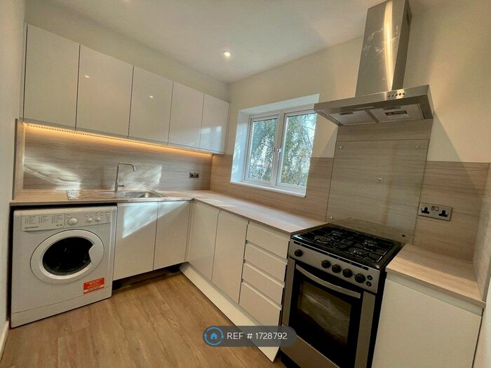 Studio To Rent In Gresham Way, London, SW19