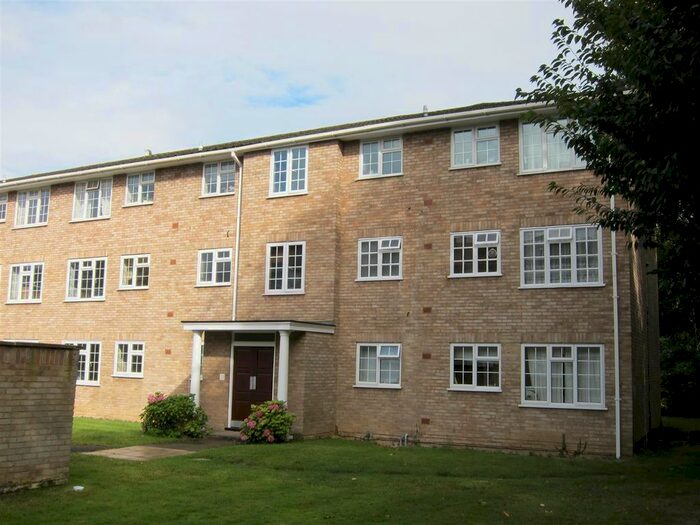 3 Bedroom Flat To Rent In Swallow Close, Staines, TW18