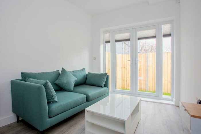 1 Bedroom Flat To Rent In Ml - Perryn Road, London (Gb), W3