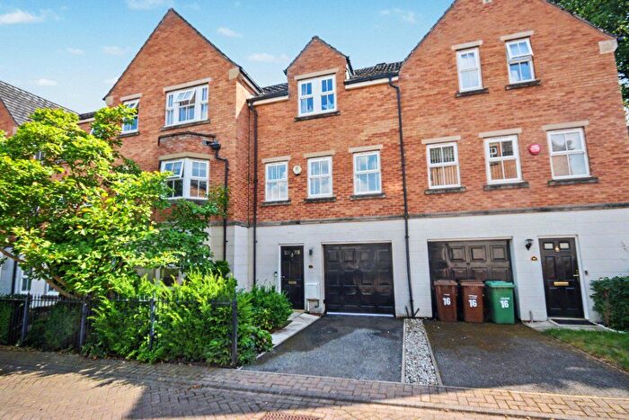 3 Bedroom Town House For Sale In Pinders Square, Wakefield, West Yorkshire, WF1