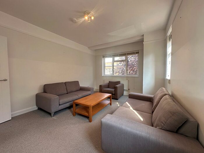 3 Bedroom Flat To Rent In Saltwood Grove, Walworth Village, London, SE17