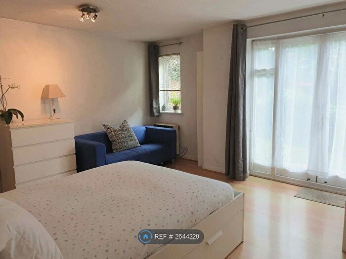 1 Bedroom Flat To Rent In Parkview Court, London, SW18