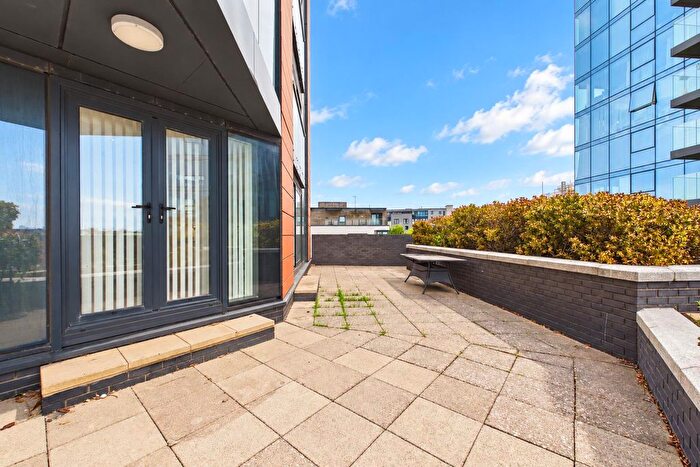 2 Bedroom Flat To Rent In The Moresby Tower, Ocean Way, Southampton, SO14