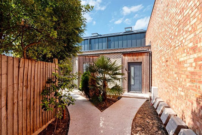 2 Bedroom Flat For Sale In Wimbledon Court, Wimbledon, SW19