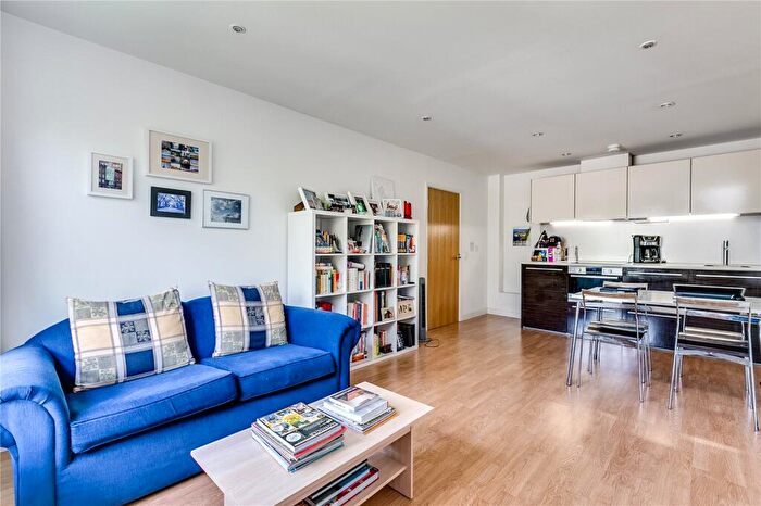 1 Bedroom Flat To Rent In Blue Court, Sherborne Street, N1