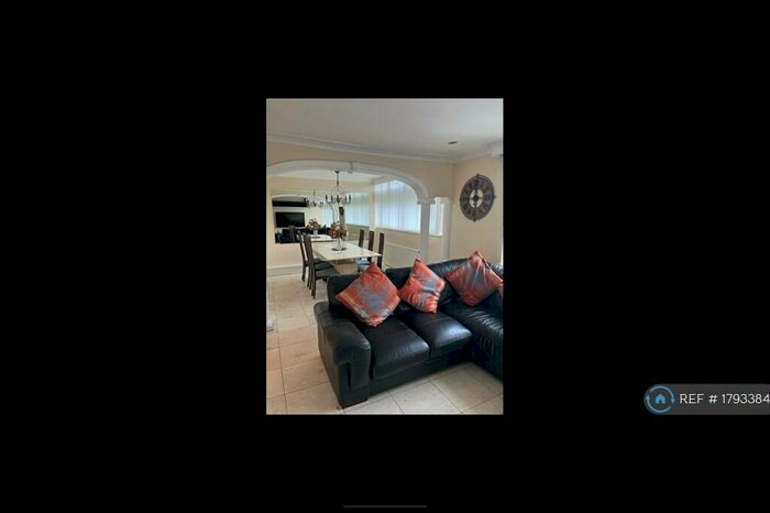 2 Bedroom Flat To Rent In Packwood House, Sutton Coldfield, B73