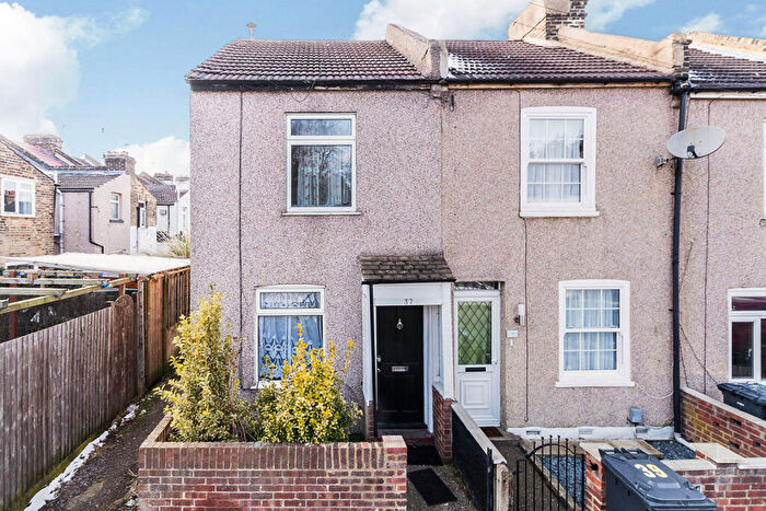 3 Bedroom Semi-Detached House To Rent In Waldeck Road, Dartford, DA1