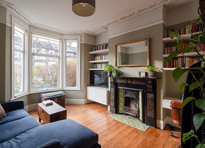 2 Bedroom Flat For Sale In Leybourne Road, Bushwood, London, E11