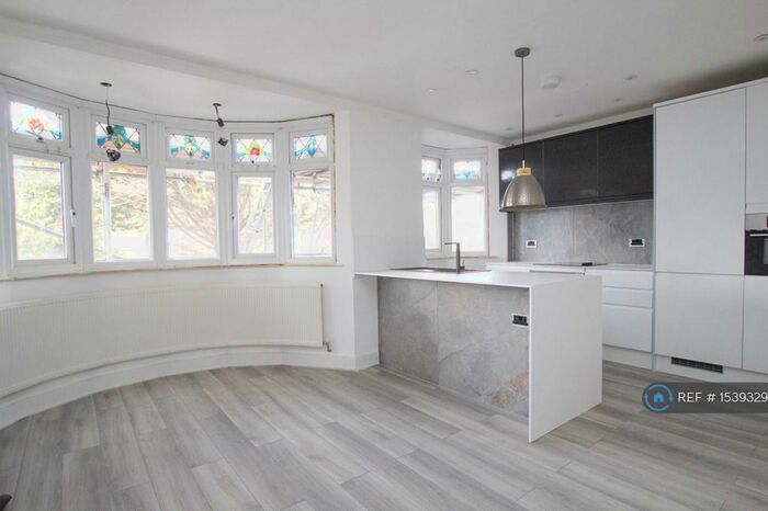 3 Bedroom Flat To Rent In Wilmer Way, London, N14