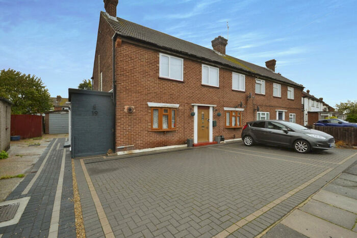 2 Bedroom Flat To Rent In New Zealand Way, Rainham, RM13