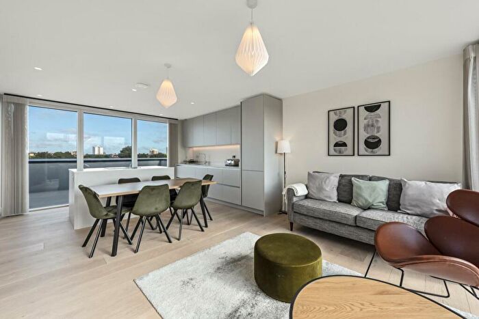 3 Bedroom Flat To Rent In Mile End Road, London, E1