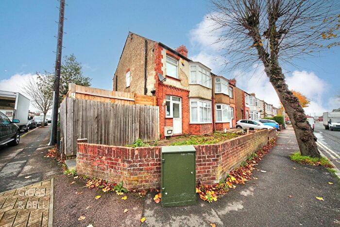 3 Bedroom Semi-Detached House For Sale In Stockingstone Road, Luton, Bedfordshire, LU2