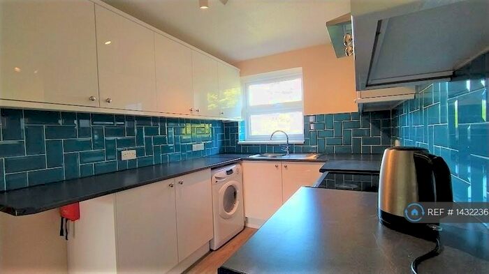 1 Bedroom Flat To Rent In East Cliff Road, Dawlish, EX7