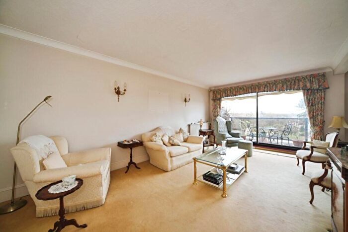 3 Bedroom Flat For Sale In Houndsden Road, Winchmore Hill, London, N21