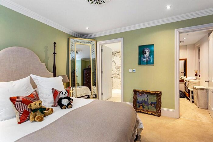 2 Bedroom Apartment To Rent In Redcliffe Gardens, Chelsea, SW10