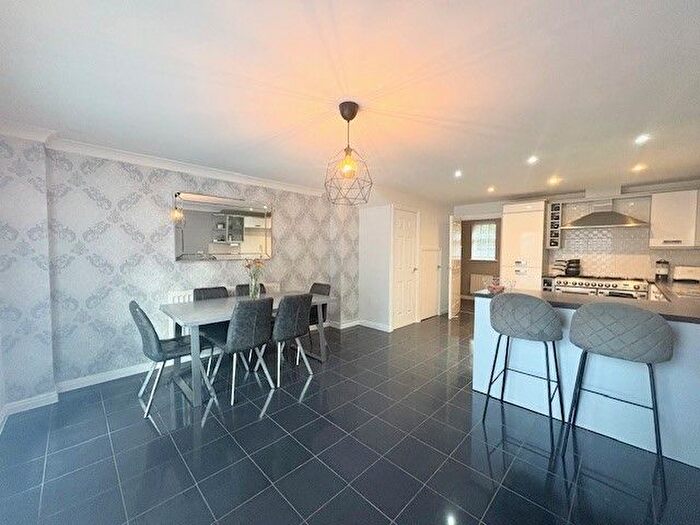 3 Bedroom Town House To Rent In Temple Road, Bolton, BL1