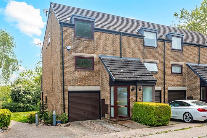 2 Bedroom Maisonette For Sale In Bazes Shaw, New Ash Green, DA3