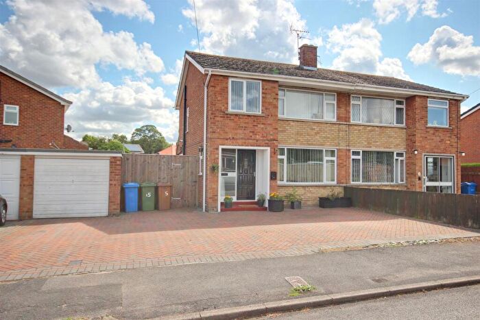 3 Bedroom Semi-Detached House For Sale In Grange Drive, Cottingham, HU16