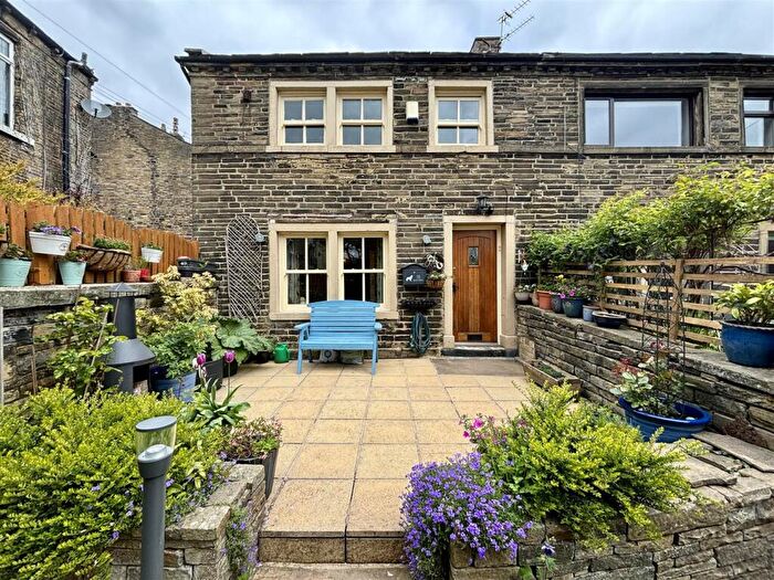 3 Bedroom Cottage For Sale In Back Field, Thornton, Bradford, BD13
