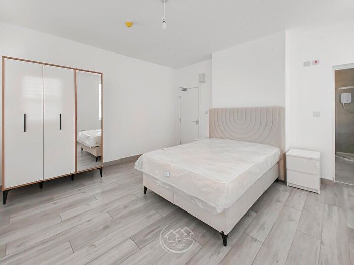 6 Bedroom House Of Multiple Occupation To Rent In Green Street, Enfield, Greater London, EN3