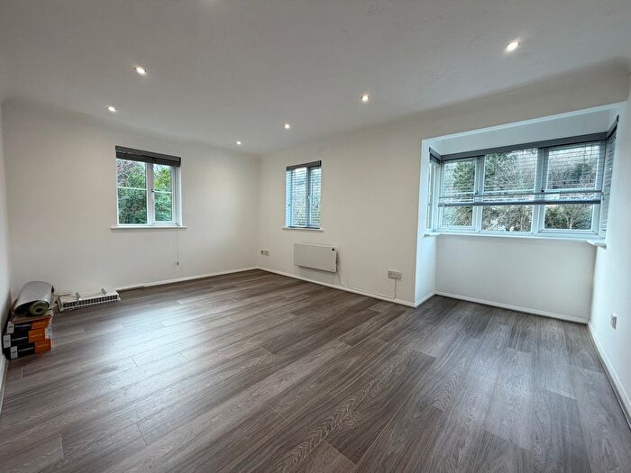 2 Bedroom Flat To Rent In Croydon Road, Caterham, CR3