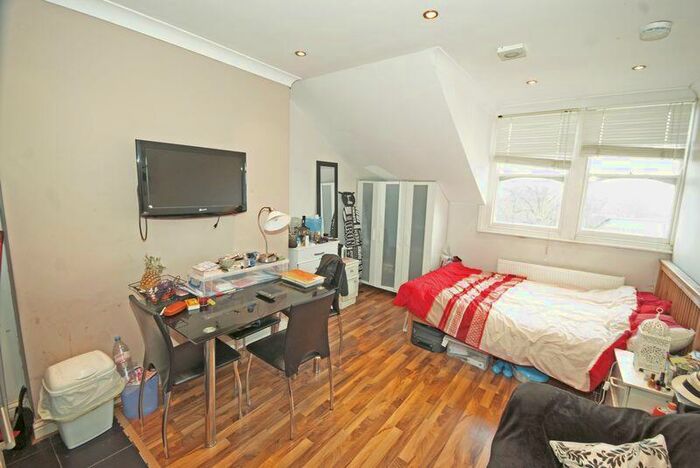 Flat To Rent In Queens Avenue, Muswell Hill London, N10