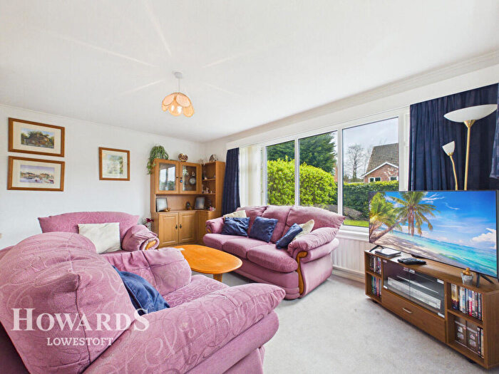 3 Bedroom Semi-Detached House For Sale In Beverley Close, South Oulton Broad, NR33