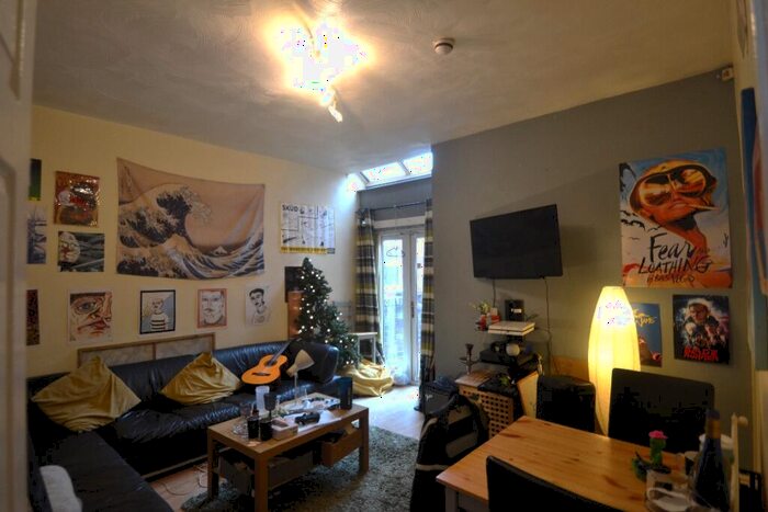 6 Bedroom Flat To Rent In Moseley Road, Fallowfield, Manchester, M14