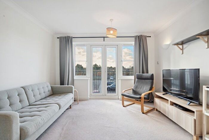1 Bedroom Flat To Rent In Maple Court, - Station Road, Gerrards Cross, Buckinghamshire, SL9