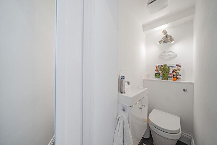 2 Bedroom Flat To Rent In Battersea Rise, London, SW11