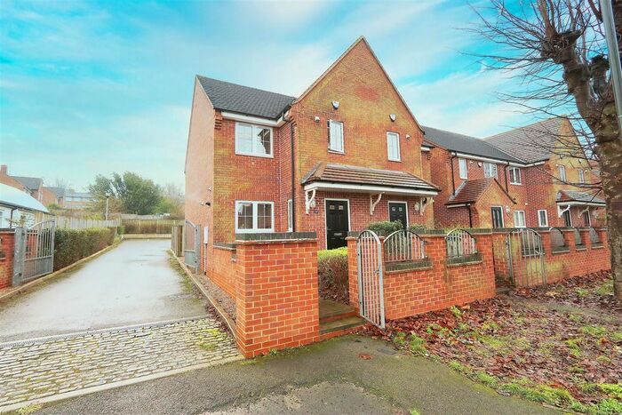 3 Bedroom Semi-Detached House To Rent In Hunloke Avenue, Boythorpe, Chesterfield, Derbyshire, S40