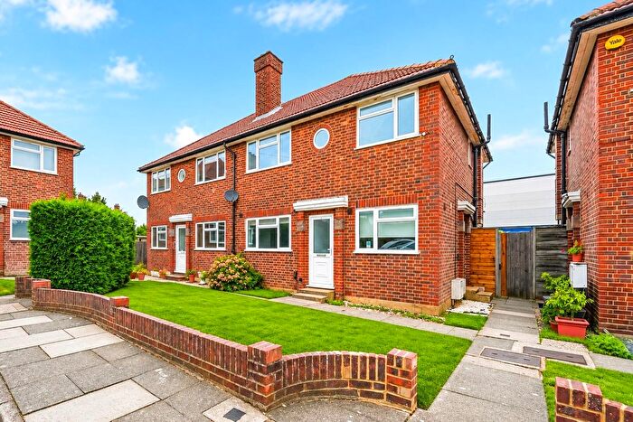 2 Bedroom Flat For Sale In East Close, Cockfosters, EN4