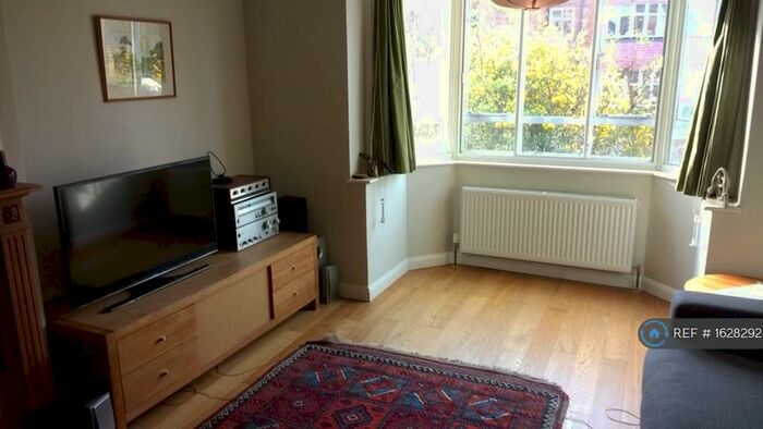 2 Bedroom Flat To Rent In Mount View Road, London, N4